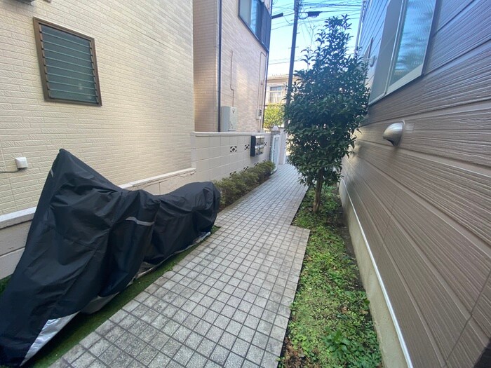 物件外観写真3　(エントランス部分)