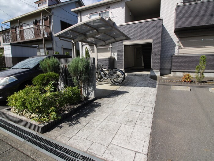 物件外観写真2　(エントランス部分)