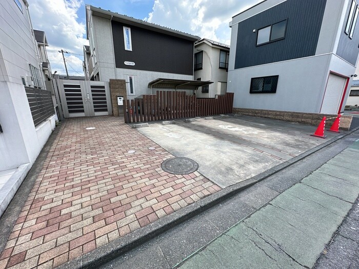 物件外観写真4　(駐車場)