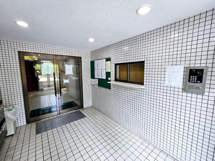 物件外観写真6　(エントランス部分)