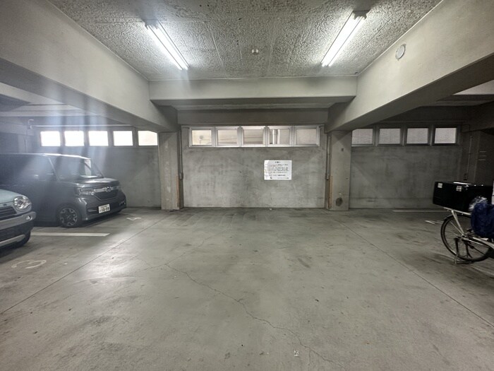 物件外観写真6　(駐車場)