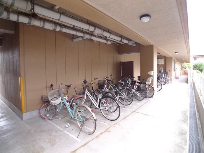 物件外観写真3　(駐輪場)