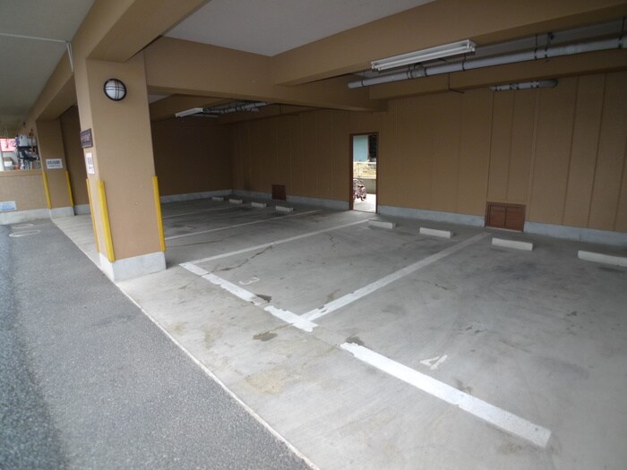 物件外観写真4　(駐車場)