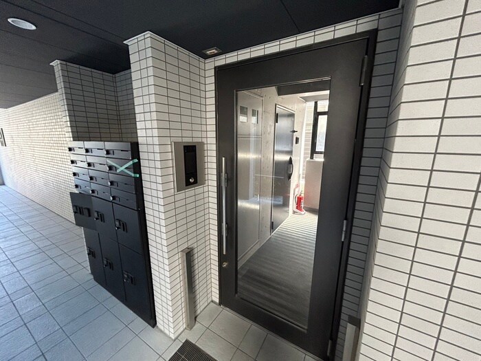 物件外観写真2　(エントランス部分)