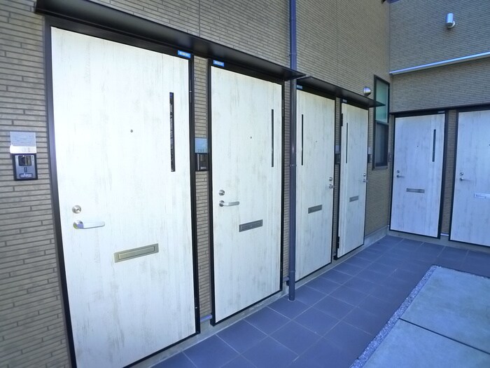 物件外観写真3　(エントランス部分)