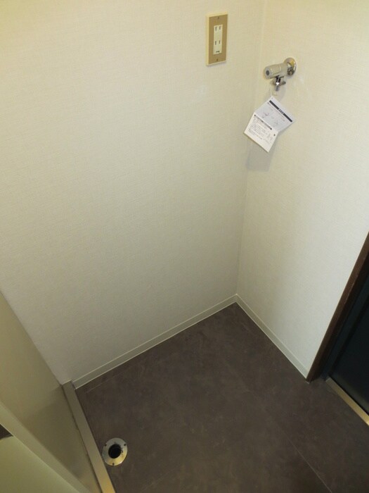 物件内観写真16　(洗濯機置場)
