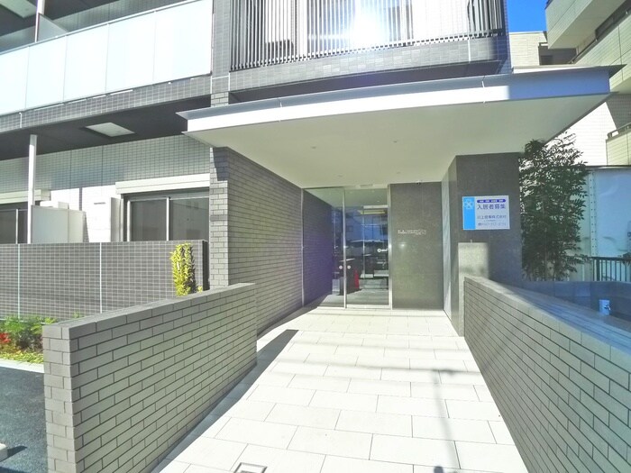 物件外観写真2　(エントランス部分)