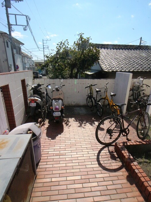 物件外観写真6　(駐輪場)