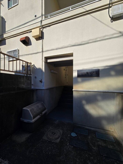 物件外観写真4　(エントランス部分)