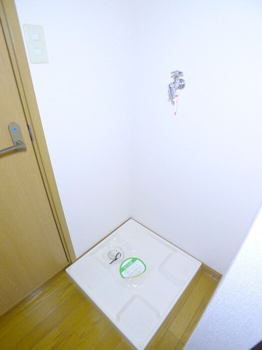 物件内観写真16　(洗濯機置場)