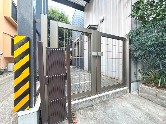 物件外観写真4　(エントランス部分)