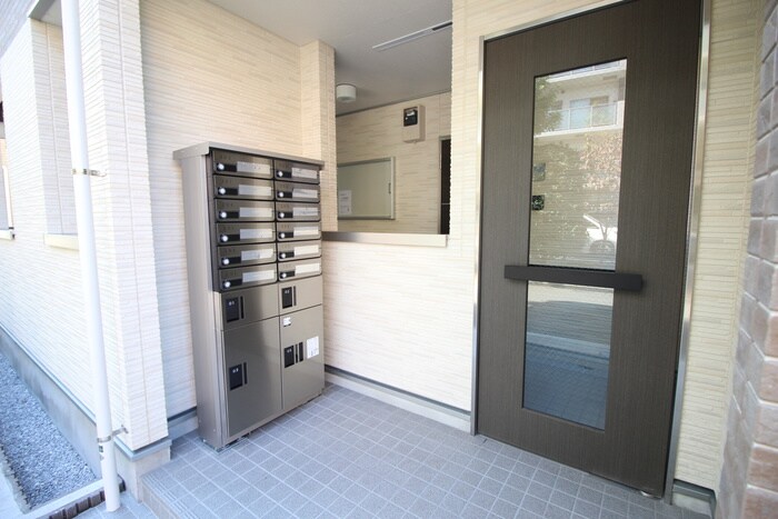 物件外観写真3　(エントランス部分)