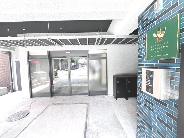 物件外観写真2　(エントランス部分)