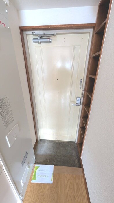 物件内観写真8　(玄関)