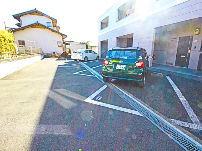 物件外観写真6　(駐車場)