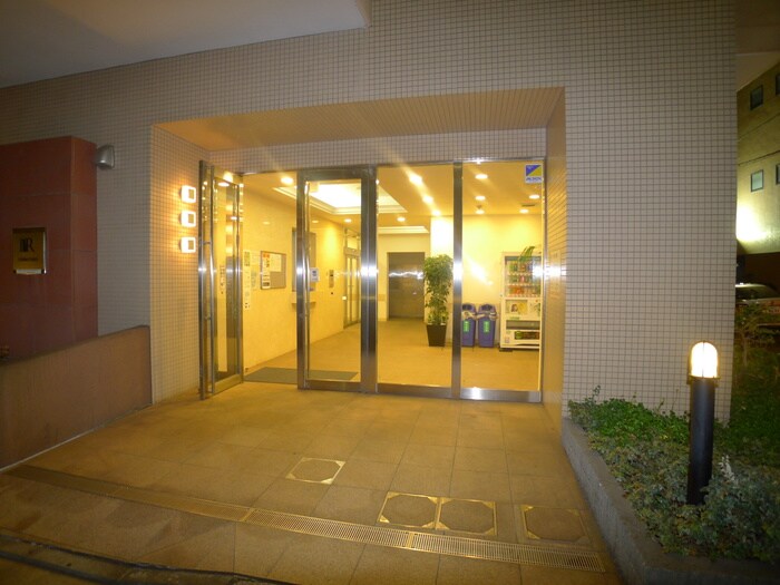 物件外観写真2　(エントランス部分)