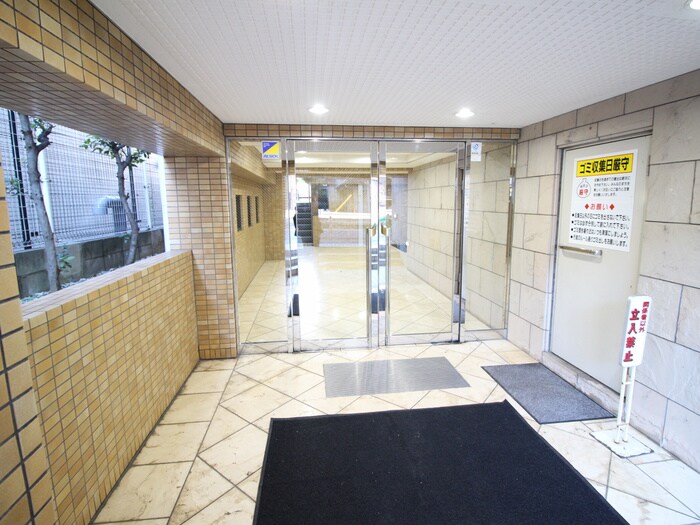 物件外観写真3　(エントランス部分)