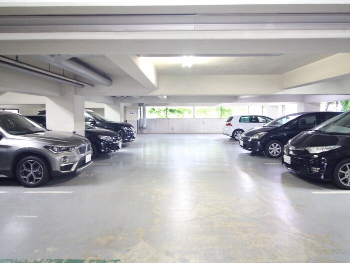 物件外観写真5　(駐車場)