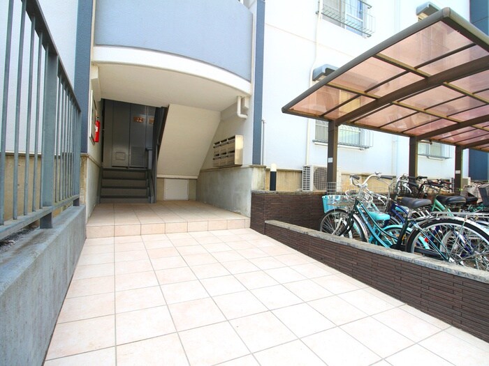 物件外観写真3　(エントランス部分)