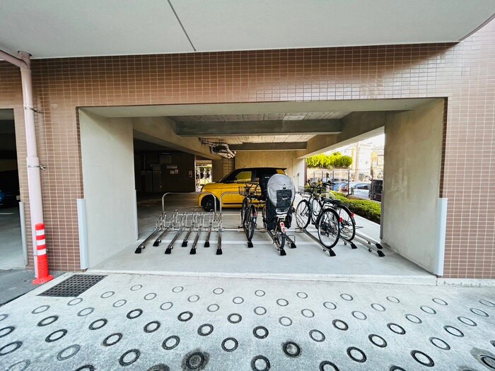 物件外観写真4　(駐輪場)