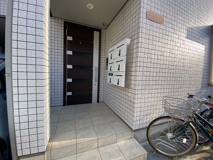 物件外観写真3　(エントランス部分)