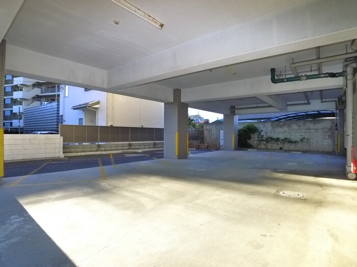 物件外観写真5　(駐車場)