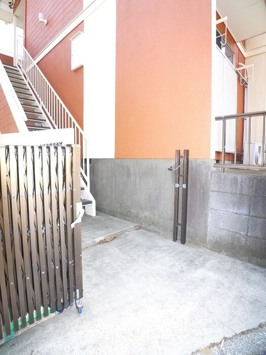 物件外観写真2　(エントランス部分)