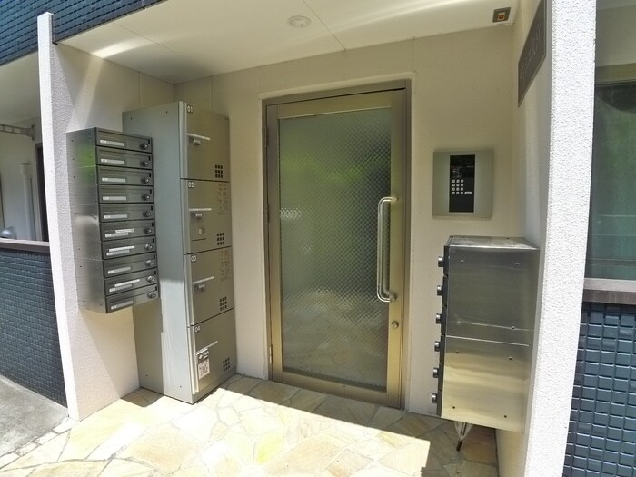 物件外観写真2　(エントランス部分)