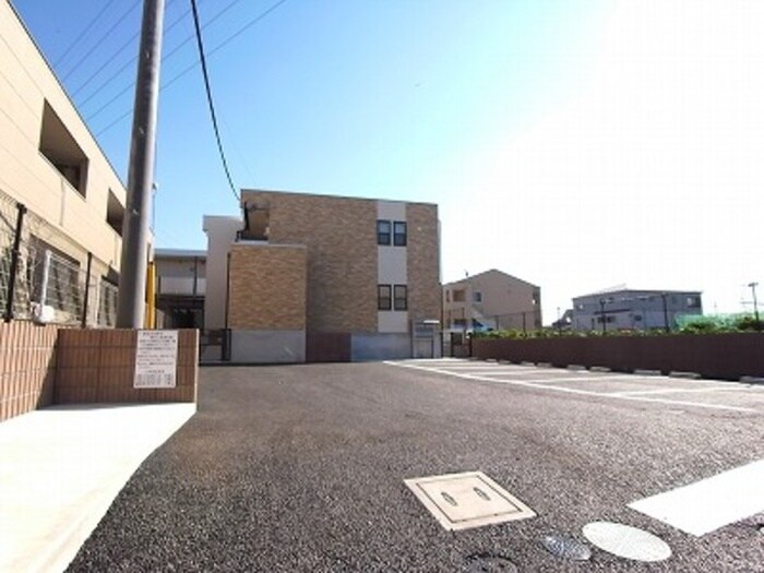 物件外観写真2　(駐車場)