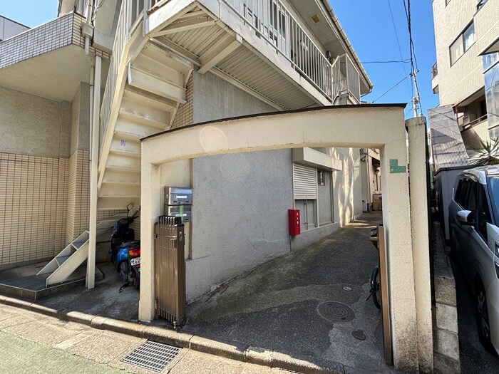 物件外観写真4　(エントランス部分)