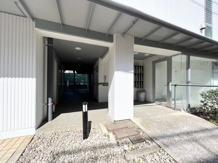 物件外観写真2　(エントランス部分)