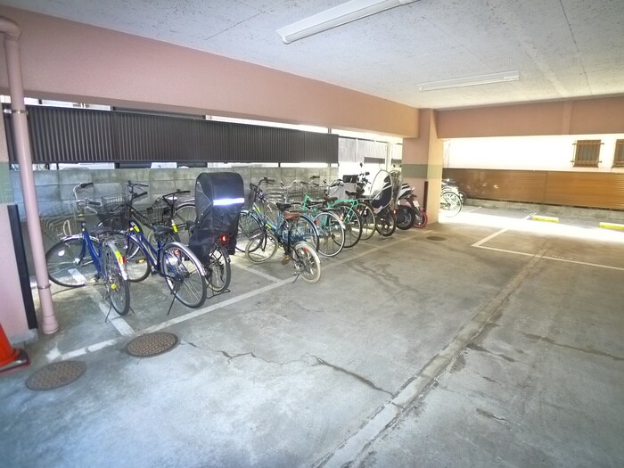 物件外観写真5　(駐輪場)