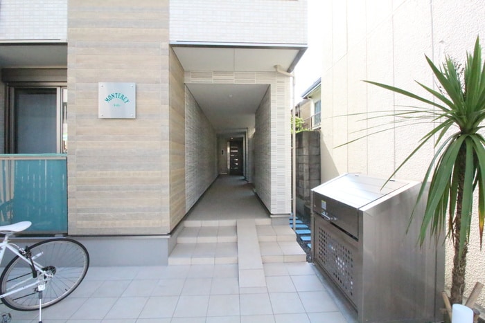 物件外観写真4　(エントランス部分)