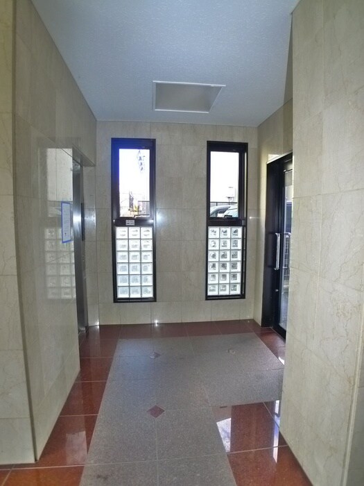 物件外観写真4　(エントランス部分)