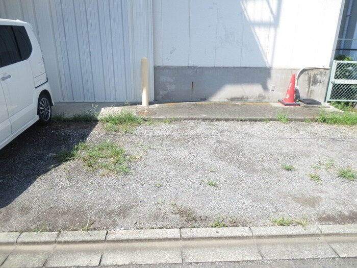 物件外観写真4　(駐車場)