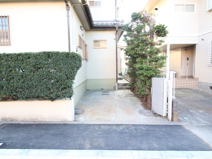 物件外観写真3　(駐車場)