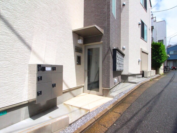 物件外観写真2　(エントランス部分)