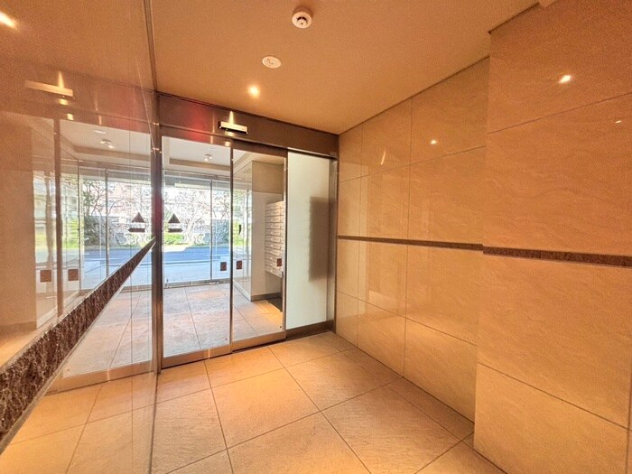 物件外観写真6　(エントランス部分)