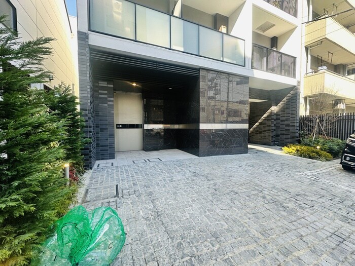 物件外観写真4　(エントランス部分)