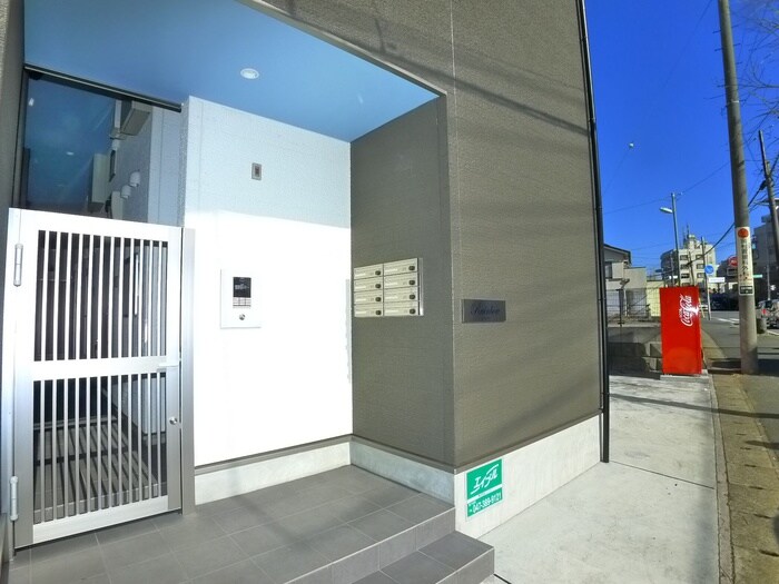 物件外観写真2　(エントランス部分)