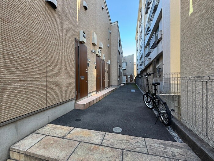 物件外観写真3　(エントランス部分)