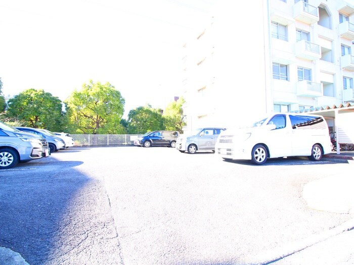 物件外観写真4　(駐車場)