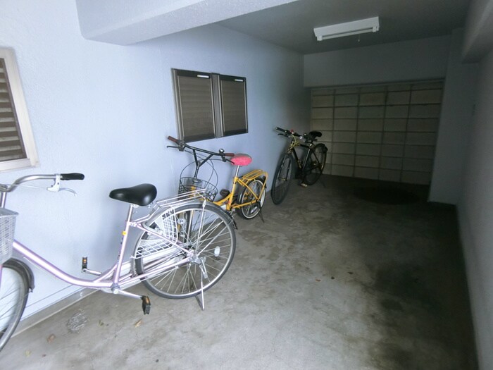 物件外観写真5　(駐輪場)