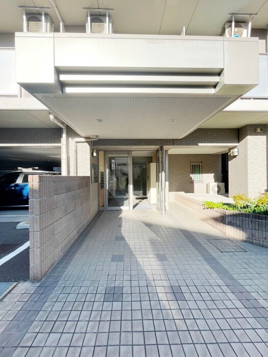 物件外観写真2　(エントランス部分)