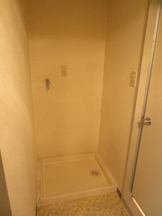 物件内観写真12　(洗濯機置場)