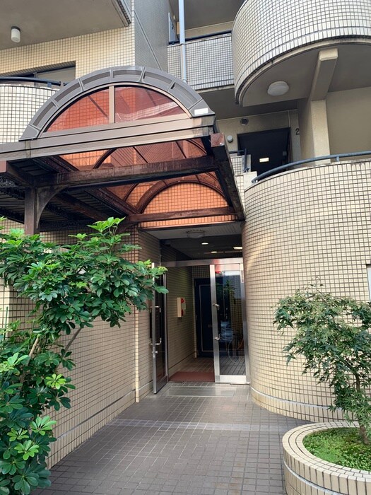 物件外観写真2　(エントランス部分)