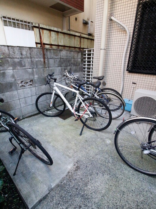 物件外観写真4　(駐輪場)