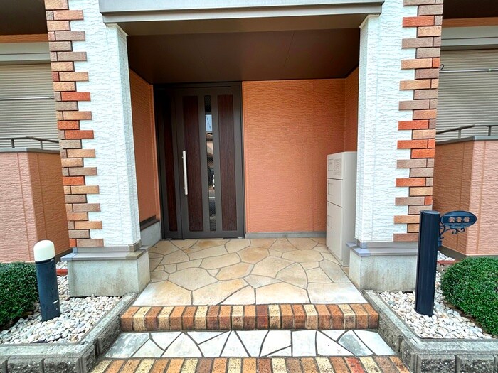物件外観写真2　(エントランス部分)