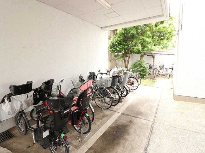 物件外観写真4　(駐輪場)