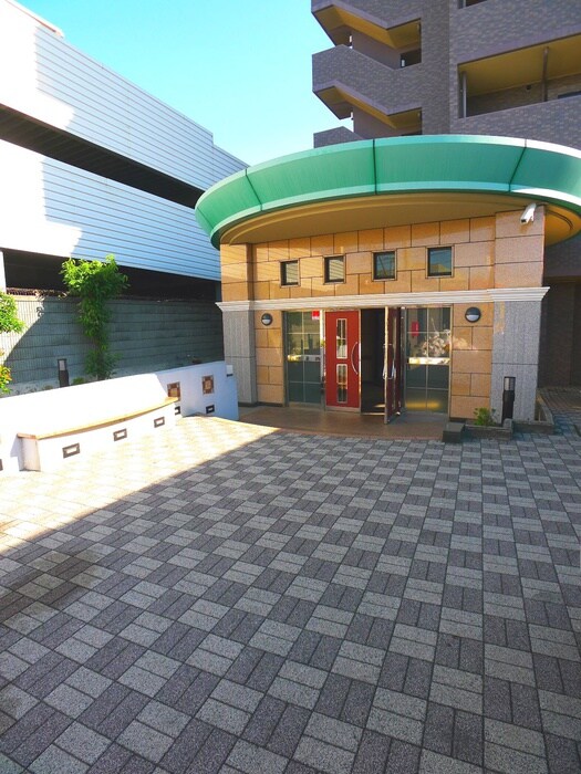 物件外観写真3　(エントランス部分)